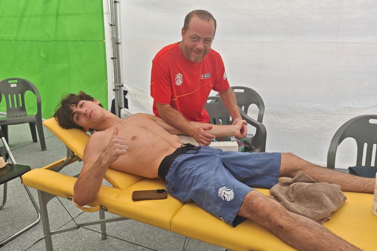Fisioterapeuta de Fisioclimbing tratando a un deportista en la carpa del Mundial de Seúl 2025